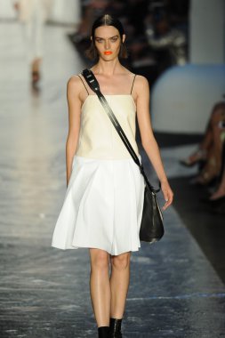 Rag & Bone bayan koleksiyonu Show'da modeli