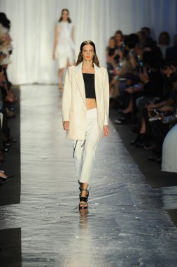 Rag & Bone bayan koleksiyonu Show'da modeli
