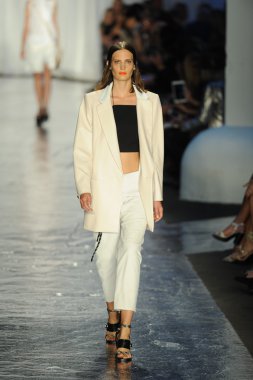 Rag & Bone bayan koleksiyonu Show'da modeli