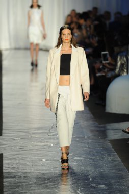 Rag & Bone bayan koleksiyonu Show'da modeli