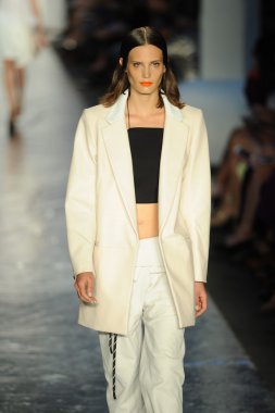Rag & Bone bayan koleksiyonu Show'da modeli