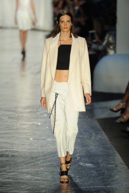 Rag & Bone bayan koleksiyonu Show'da modeli