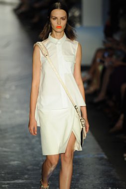 Rag & Bone bayan koleksiyonu Show'da modeli