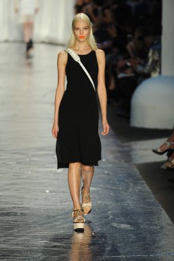 Rag & Bone bayan koleksiyonu Show'da modeli