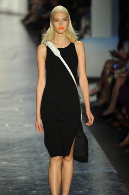 Rag & Bone bayan koleksiyonu Show'da modeli