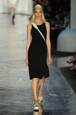 Rag & Bone bayan koleksiyonu Show'da modeli