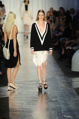 Rag & Bone bayan koleksiyonu Show'da modeli