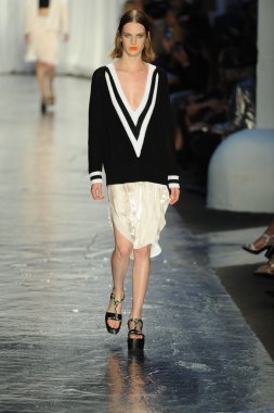 Rag & Bone bayan koleksiyonu Show'da modeli