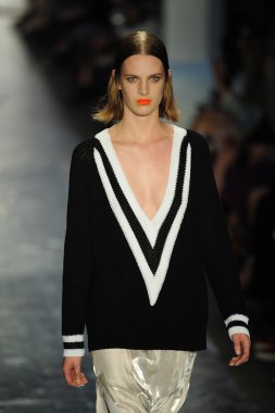 Rag & Bone bayan koleksiyonu Show'da modeli