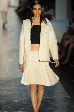 Rag & Bone bayan koleksiyonu Show'da modeli