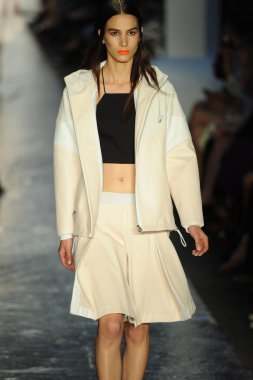 Rag & Bone bayan koleksiyonu Show'da modeli