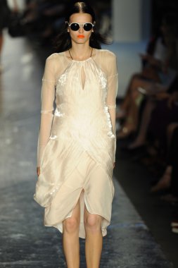 Rag & Bone bayan koleksiyonu Show'da modeli