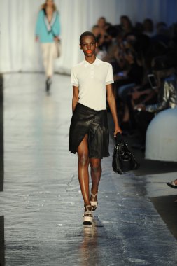 Rag & Bone bayan koleksiyonu Show'da modeli