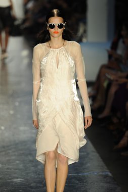 Rag & Bone bayan koleksiyonu Show'da modeli