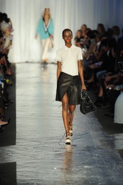 Rag & Bone bayan koleksiyonu Show'da modeli