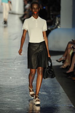 Rag & Bone bayan koleksiyonu Show'da modeli