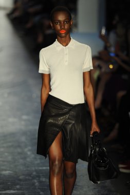 Rag & Bone bayan koleksiyonu Show'da modeli