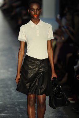 Rag & Bone bayan koleksiyonu Show'da modeli