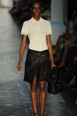 Rag & Bone bayan koleksiyonu Show'da modeli