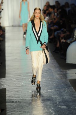 Rag & Bone bayan koleksiyonu Show'da modeli