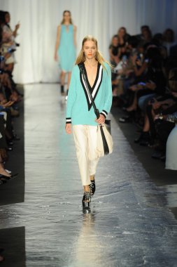 Rag & Bone bayan koleksiyonu Show'da modeli