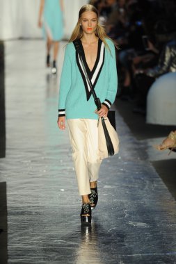 Rag & Bone bayan koleksiyonu Show'da modeli