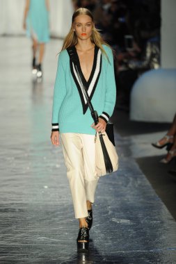 Rag & Bone bayan koleksiyonu Show'da modeli