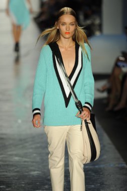 Rag & Bone bayan koleksiyonu Show'da modeli