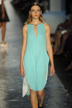 Rag & Bone bayan koleksiyonu Show'da modeli