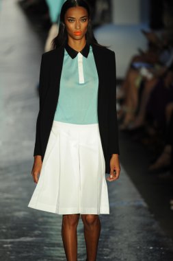 Rag & Bone bayan koleksiyonu Show'da modeli