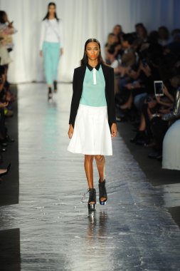 Rag & Bone bayan koleksiyonu Show'da modeli