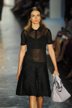 bez ve kemik bayan koleksiyonu Show'da modeli