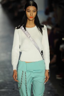 bez ve kemik bayan koleksiyonu Show'da modeli