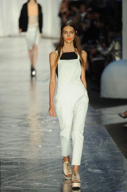 bez ve kemik bayan koleksiyonu Show'da modeli