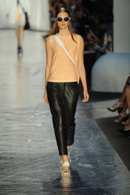 bez ve kemik bayan koleksiyonu Show'da modeli