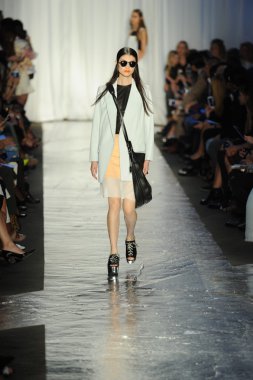 bez ve kemik bayan koleksiyonu Show'da modeli