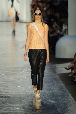 bez ve kemik bayan koleksiyonu Show'da modeli