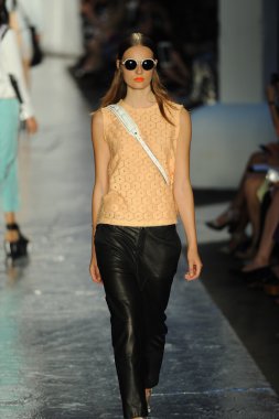 bez ve kemik bayan koleksiyonu Show'da modeli