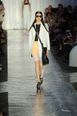 bez ve kemik bayan koleksiyonu Show'da modeli