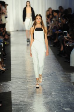 bez ve kemik bayan koleksiyonu Show'da modeli