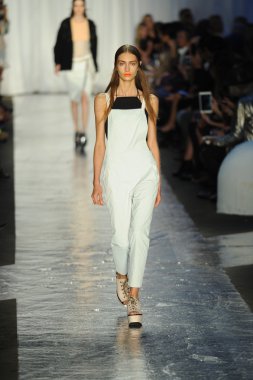 bez ve kemik bayan koleksiyonu Show'da modeli