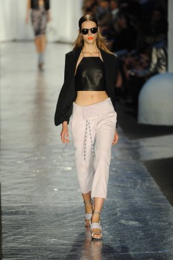 bez ve kemik bayan koleksiyonu Show'da modeli