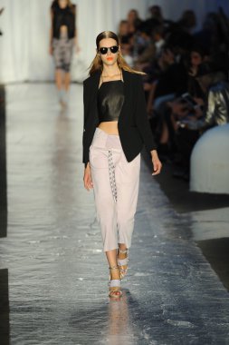 bez ve kemik bayan koleksiyonu Show'da modeli