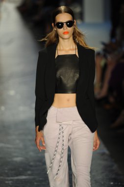 bez ve kemik bayan koleksiyonu Show'da modeli