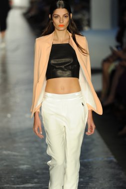 bez ve kemik bayan koleksiyonu Show'da modeli