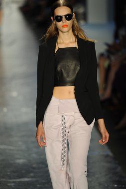 bez ve kemik bayan koleksiyonu Show'da modeli