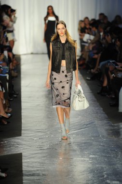 bez ve kemik bayan koleksiyonu Show'da modeli