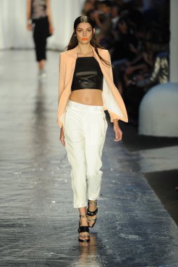 bez ve kemik bayan koleksiyonu Show'da modeli