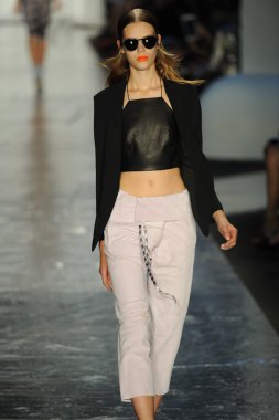 bez ve kemik bayan koleksiyonu Show'da modeli