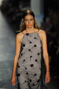 bez ve kemik bayan koleksiyonu Show'da modeli